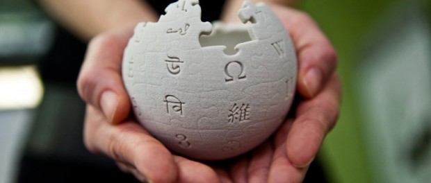 Image of 2 hands holding a globe symbolizing the wikipedia icon