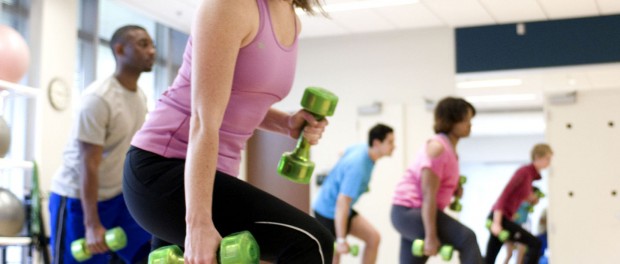 Picture of poeple in a gym doing exercises.