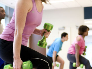 Picture of poeple in a gym doing exercises.